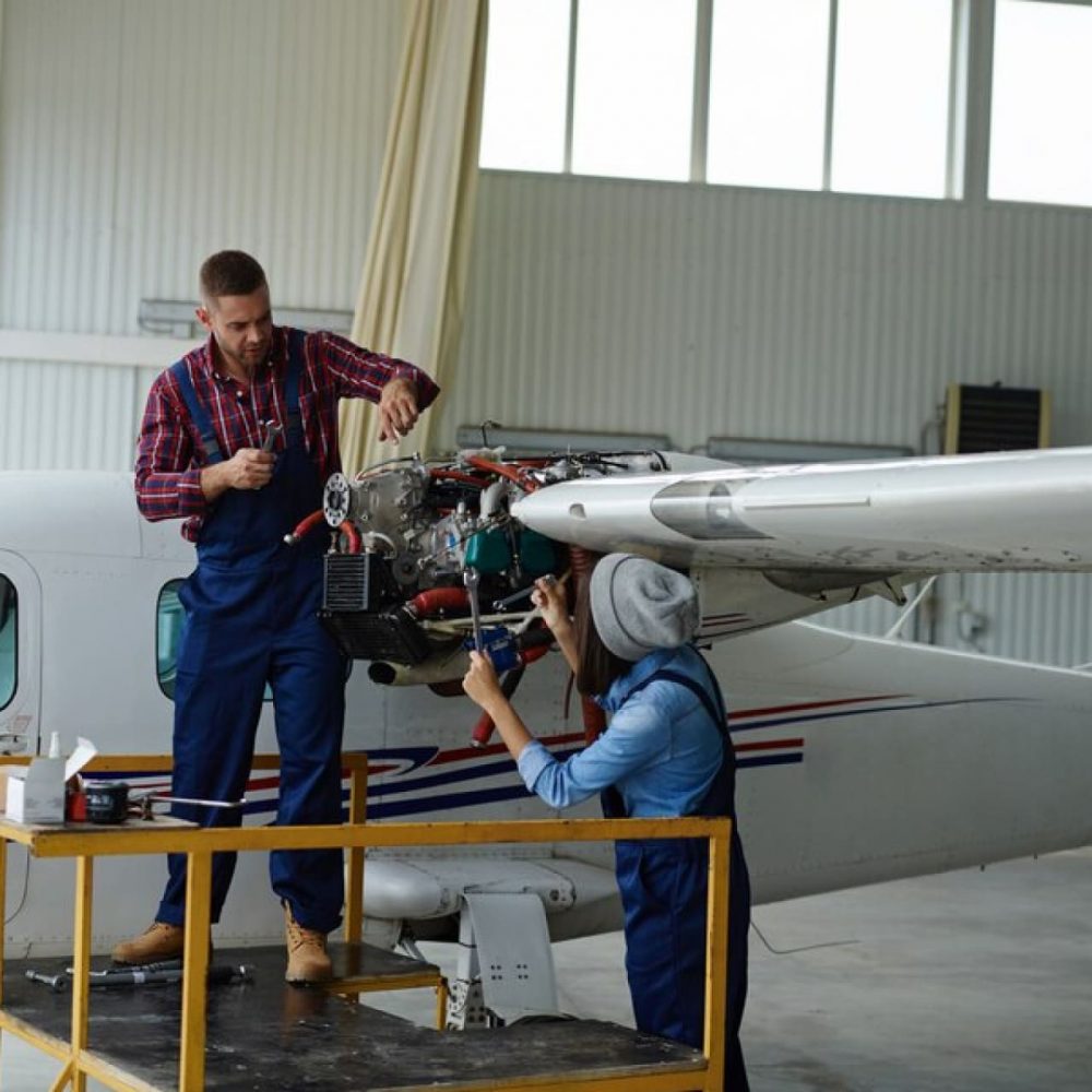 Técnicos trabajando en el mantenimiento de un avión.