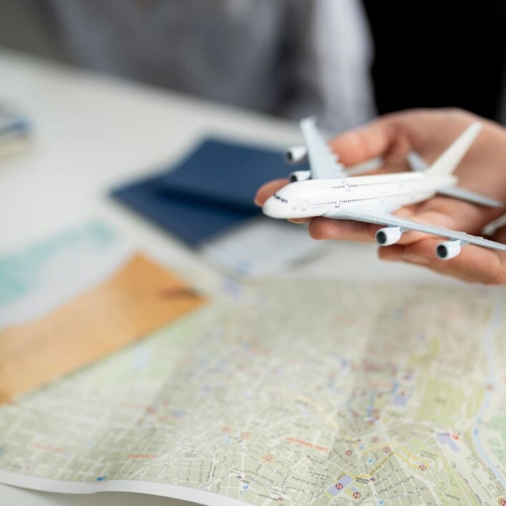 Imagen de las manos de una persona sosteniendo un avión